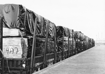 171052 Afbeelding van rongenwagens beladen met hout (onder dekzeilen) langs een laad- en losplaats te Rotterdam.